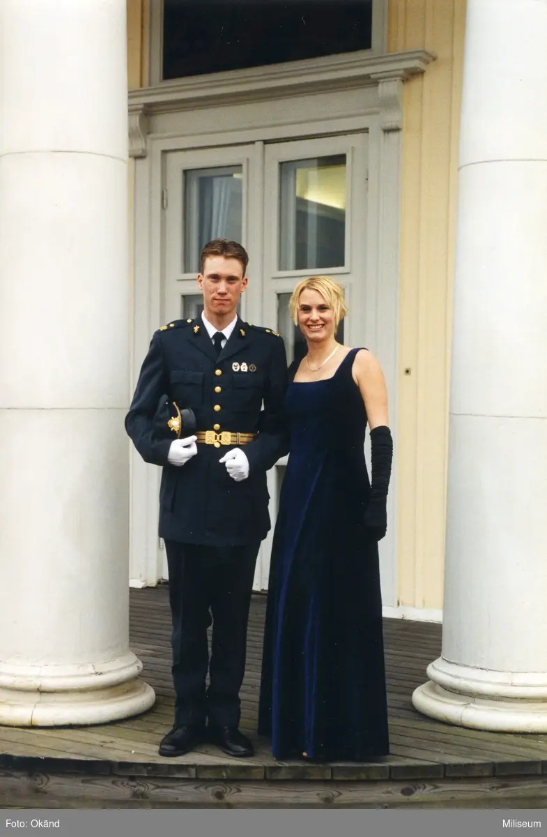 Kadett Daniel Agrér och Emma Karlsson på trappan till Mäss Trianon.