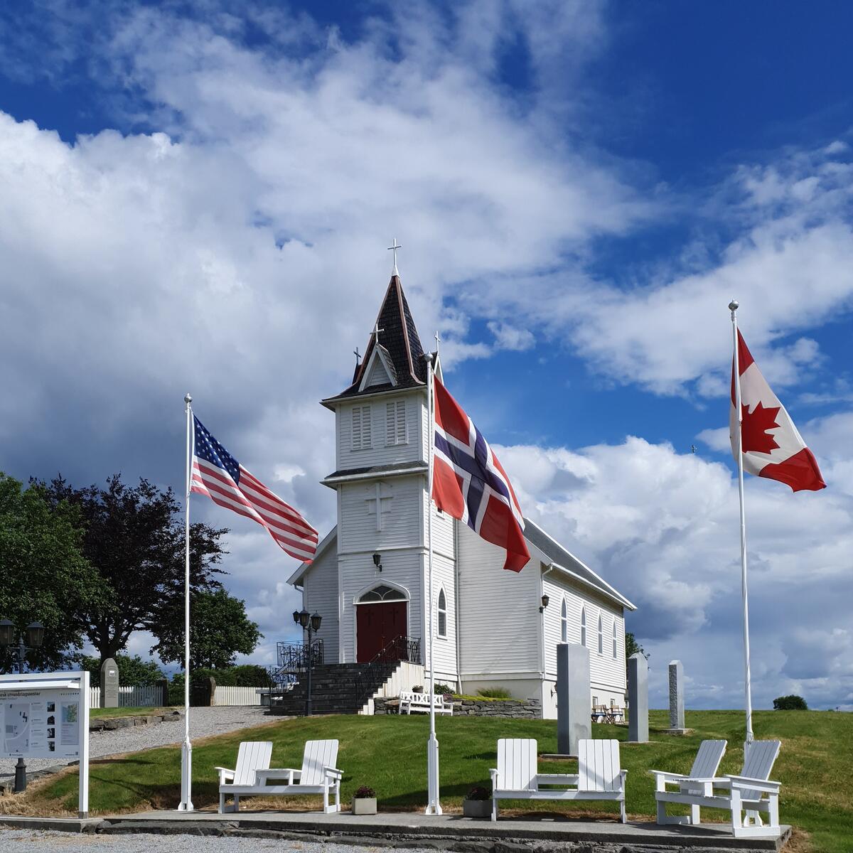 Flagg ved Emigrantkyrkja - USA, Norge og Canada
