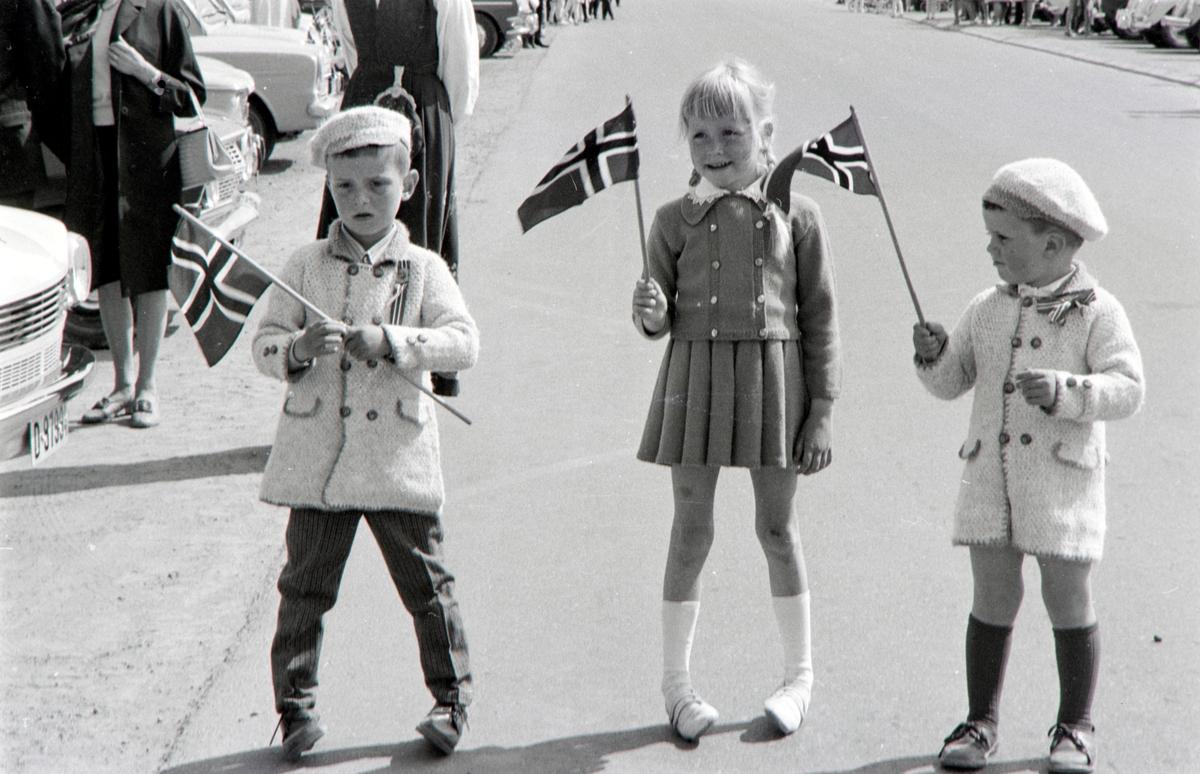 17. Mai feiring i Løten. 3 festkledde barn. Endre Krogsrud, Toril Hofshagen og Jørund Krogsrud med norske flagg.