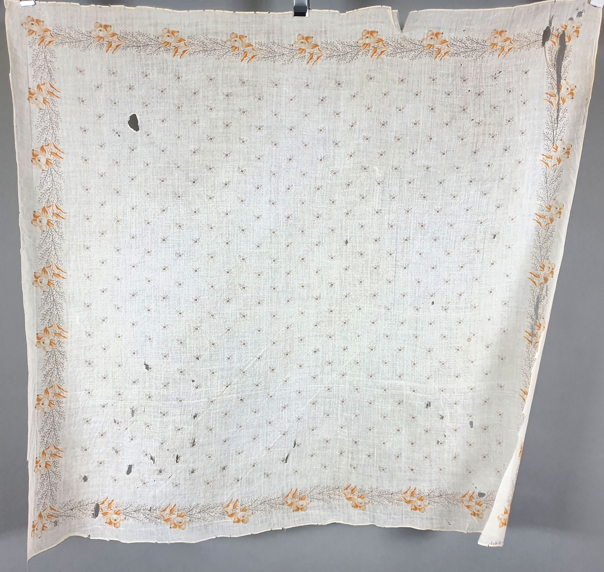 Fire stivede sjal med ulike trykkede mønstre, merket Heidal. Tørklene er i dårlig stand, med hull og revner.