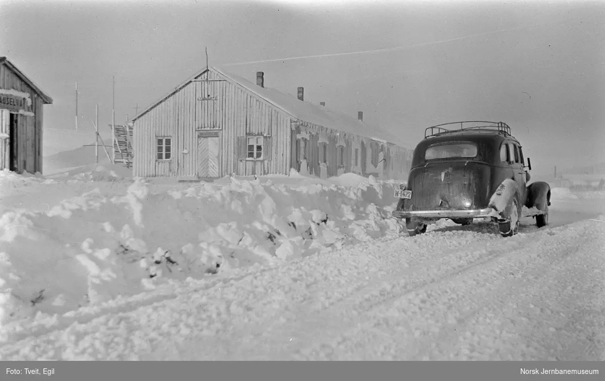 Fra anlegget av Nordlandsbanen ved Sørelva anleggsbrakke på Saltfjellet, sør for Lønsdal stasjon. Personbilen på bildet var registrert som drosje på Artur Dalmo, Drevja.