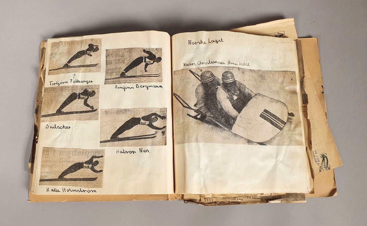 Mappe med innsatte ark, med pålimte avisutklipp om vinter-OL i Oslo 1952, og med håndskrevne overskrifter, notater og kommentarer.