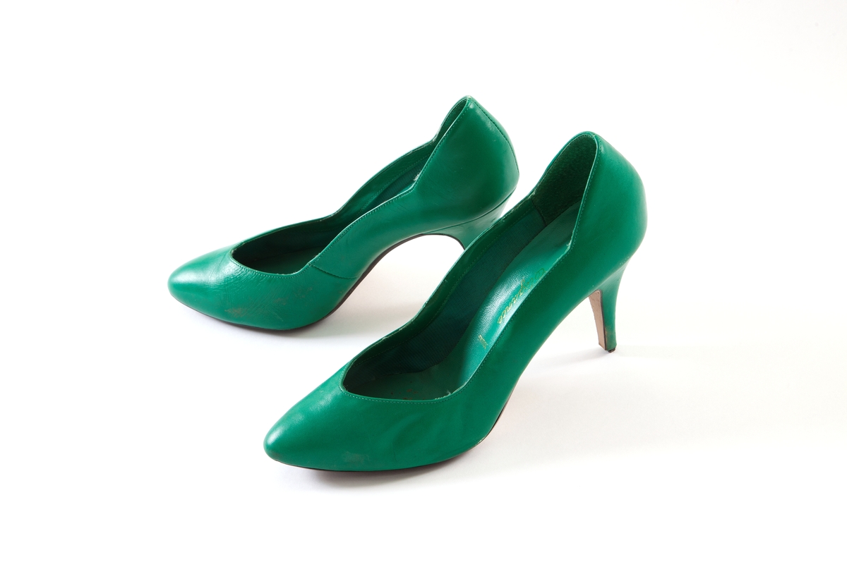 Et par grønne høyhælte sko.