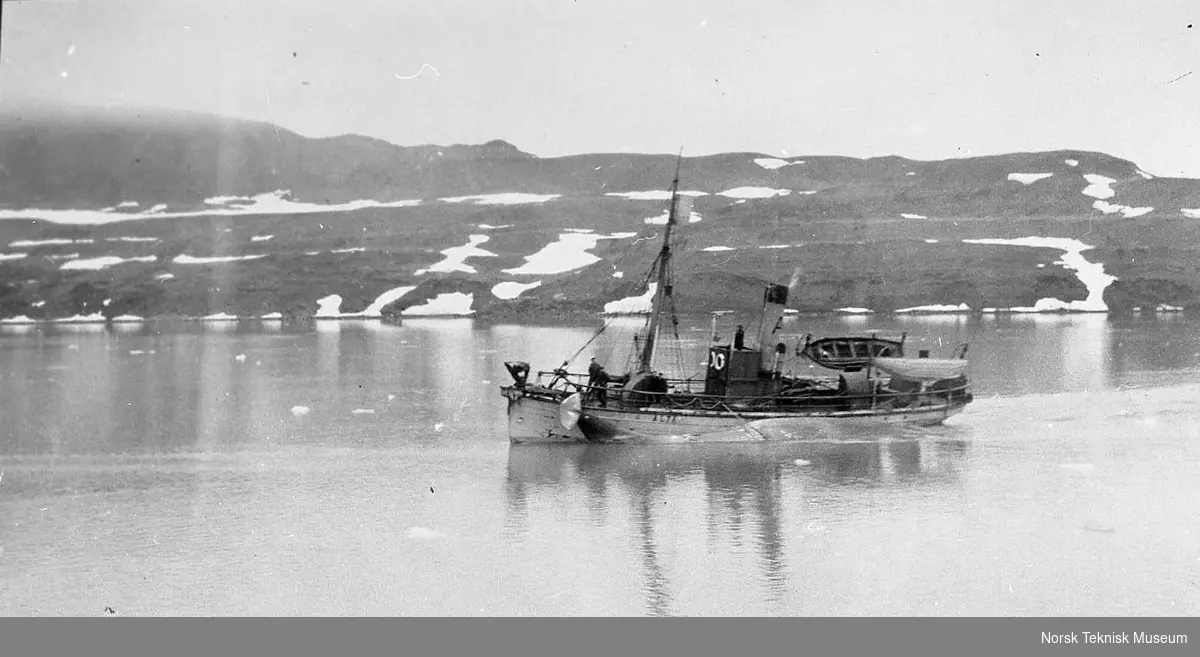 Hvalfangerbåten Alta i Safe Harbour, Spitsbergen med hval langs siden : telegrafidirektør Thomas Thomassen Heftyes (1860-1921) reise til Svalbard og Ingø i 1911