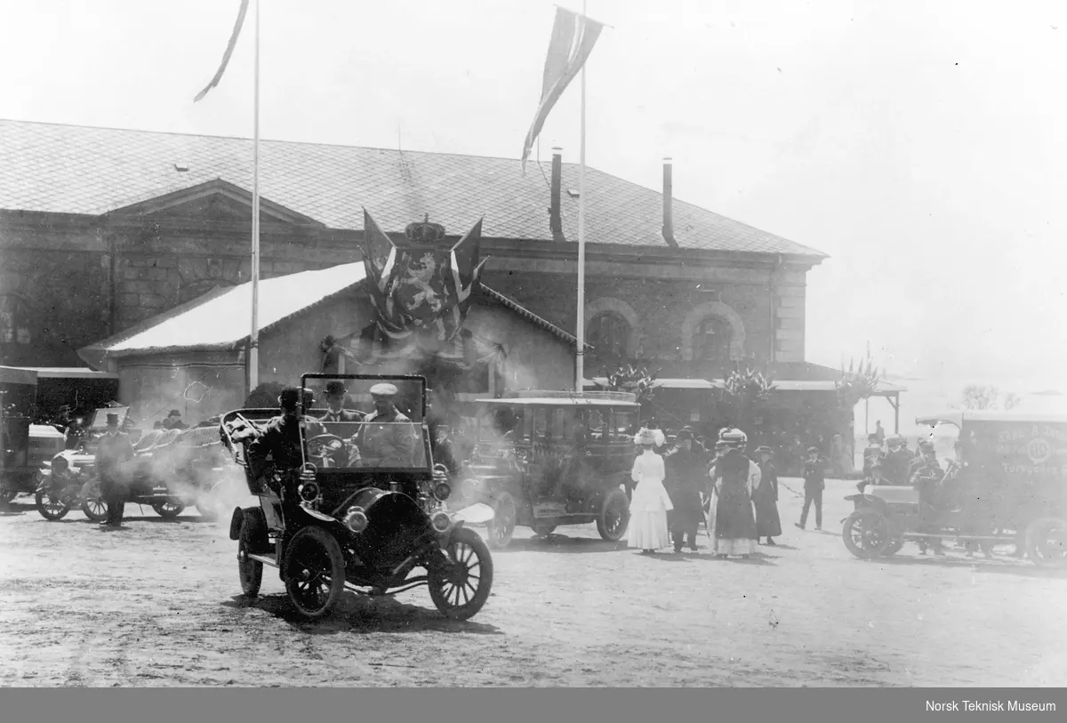 Åpningen av  bi1utstillingen i 1909. Til venstre en Buick sannsynligvis modell F, de øvrige bilene er Humber