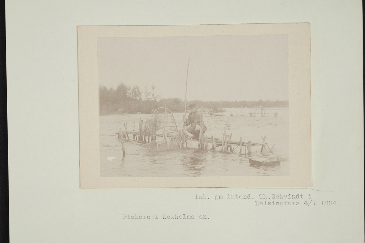 Ark med monterat foto och text: "Fiskare i Kexholms sn."