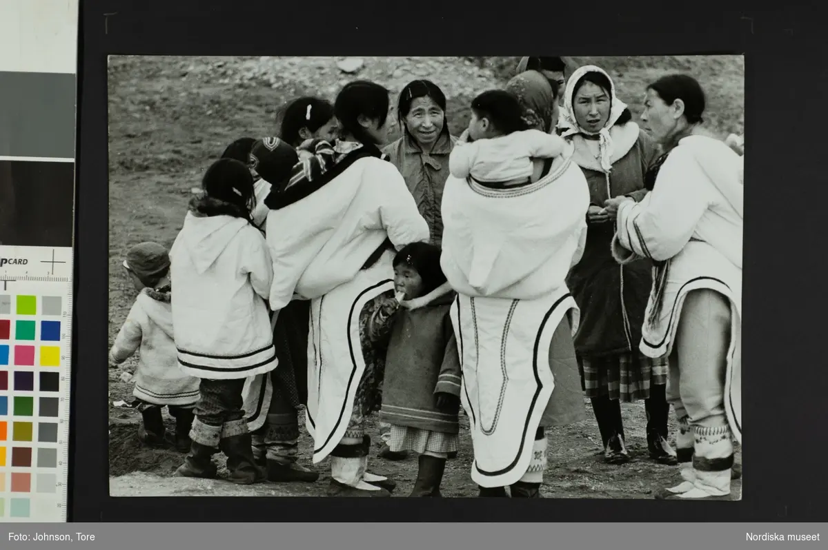 Kvinnor och barn i traditionell dräkt. Inuitiska kvinnor och barn, Baffin Island, Canada.