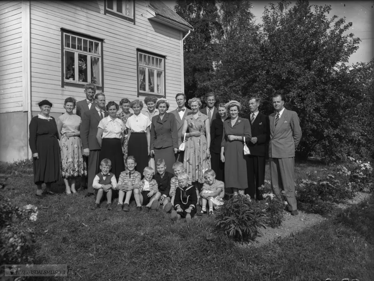 Konfirmasjonen til Else Karin Midthaug g. Tangen..Bildet er tatt foran huset til Karsten og Ingrid Midthaug, eiere 2022 er Karsten Inge og Kjellrun Midthaug.."1955"."Familien Midthaug"