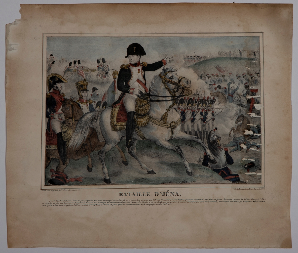 Fremstilling av Napoleon på en hvit hest på slagmarken ved Jena. Han peker med venstre hånd oppover mot høyre.