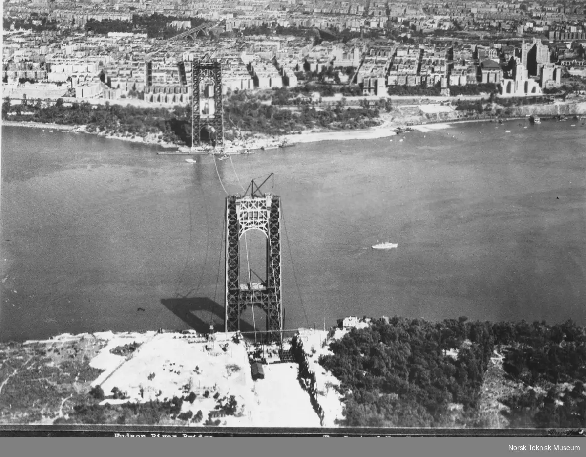 Tårnene til George Washington Bridge over Hudson River mellom øvre Manhattan (West 178th Street) og Fort Lee, New Jersey i New York. Broen er tegnet av Othmar H. Ammann. Byggestart 27. september 1927 og åpnet for trafikk 25. oktober 1931. Broen hadde opprinnelig seks kjørebaner og brospennet er på 1067 meter