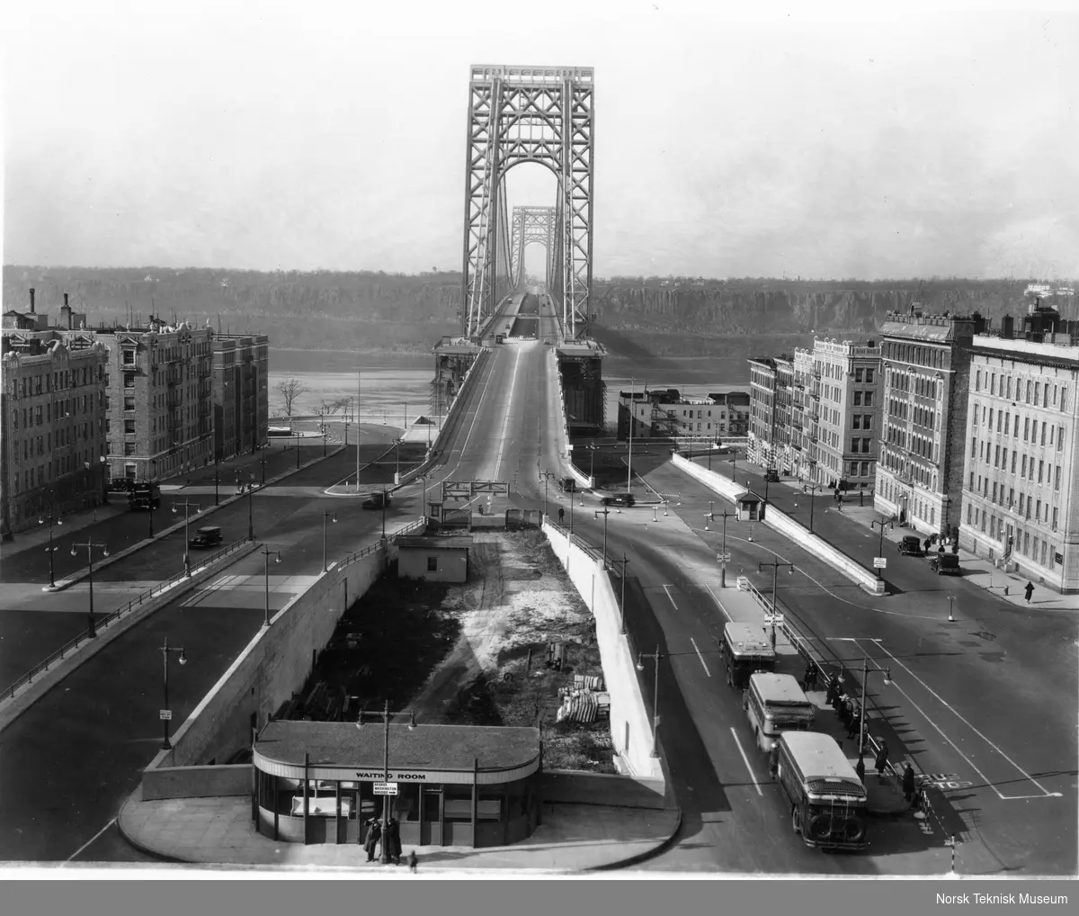 George Washington Bridge over Hudson River mellom øvre Manhattan (West 178th Street) og Fort Lee, New Jersey i New York. Broen er tegnet av Othmar H. Ammann. Byggestart 27. september 1927 og åpnet for trafikk 25. oktober 1931. Broen hadde opprinnelig seks kjørebaner og brospennet er på 1067 meter