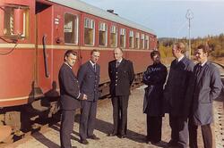 Lokomotivkontrollør Bjørn Håve (i midten) sammen med elever 