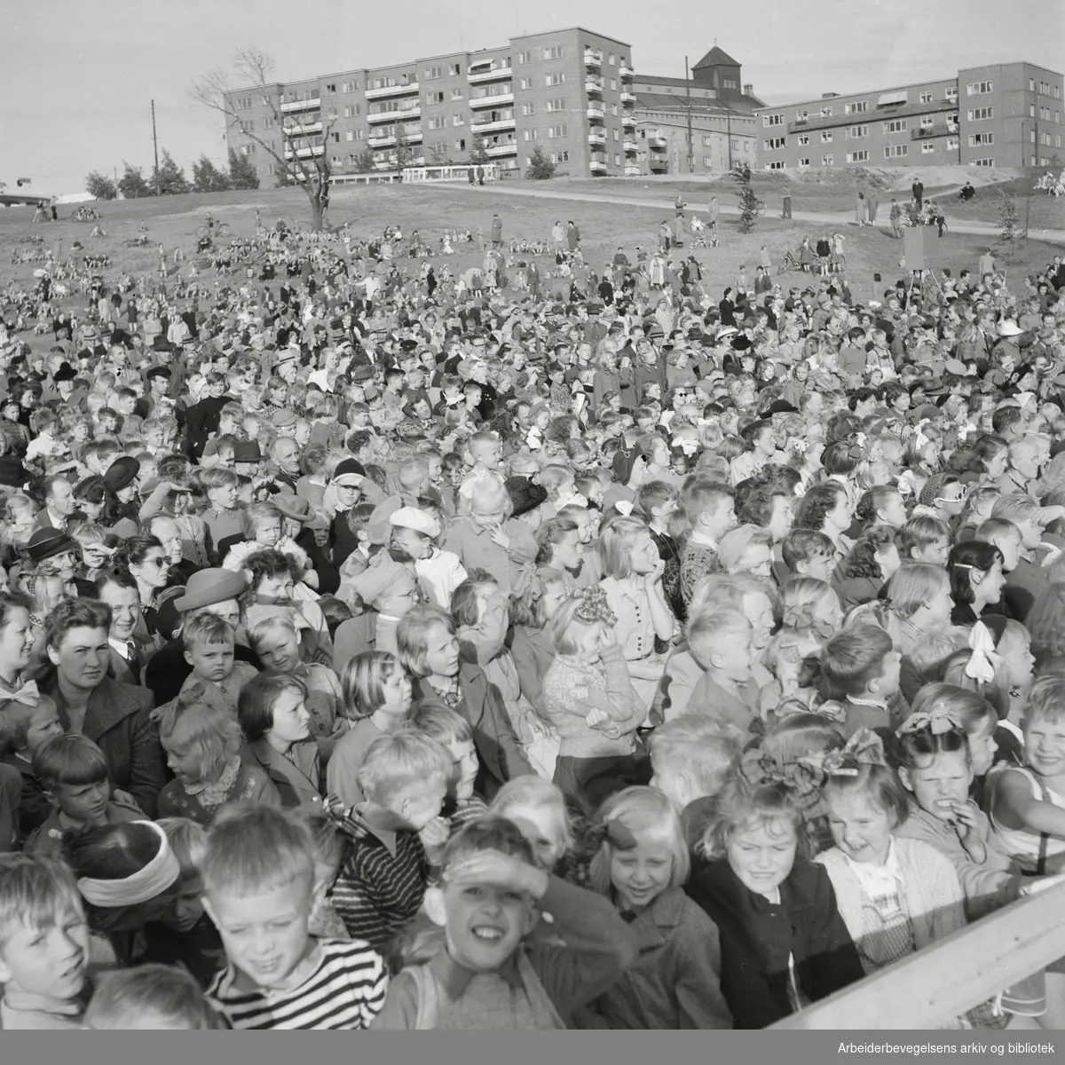 Oslo kommunes parkkvelder. Forestillingen "Eventyret på havets bunn" i Torshovdalen. Unge tilskuere. Bak ses Sinsenbyen med blant annet Trondheimsveien 187. 1. Juni 1950.