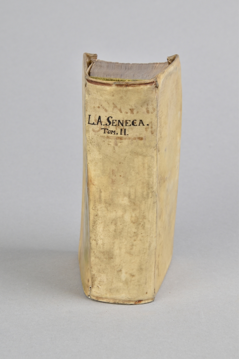Bok, pergamentband, "L. Annæi Senecæ philosophi Epistolæ Tomus secundus. In quo epistolæ, & qvæstiones natvrales", del av bokband.

Titel och volymnummer i bläck på rygg.
