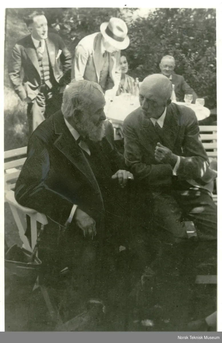 Grunnleggeren av Deutsches Museum i München, Oskar von Miller i samtale med direktør og styremedelm, semnere styreformann i Norsk Teknisk Museum, Per Kure, under et beøk i Oslo sommeren 1933
