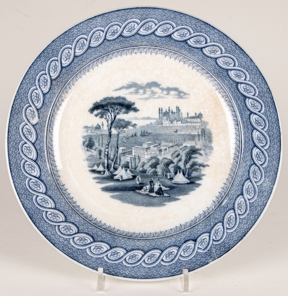 Tallrik, flat, fajans, blå dekor, stämplad med kartusch märkt: Byzantium JR & C.
John Ridgway & Co, Shelton, England 1841-1855.