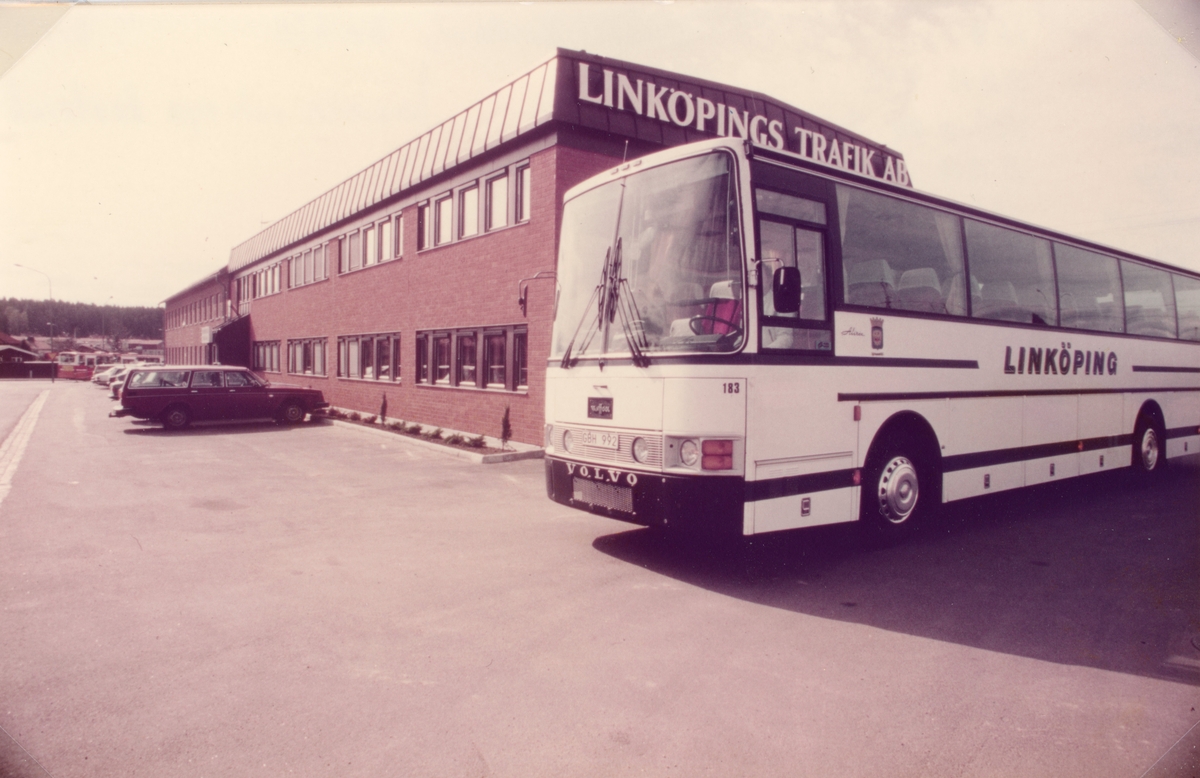 En buss utanför Linköpings Trafik AB, Linköping
Inv.nr. 183, Reg.nr. GBH 992, Fabr. Volvo VH B 10M, Årsm. 1980, Turistbuss, Ch.nr. 160180, Summa passagerare 49.