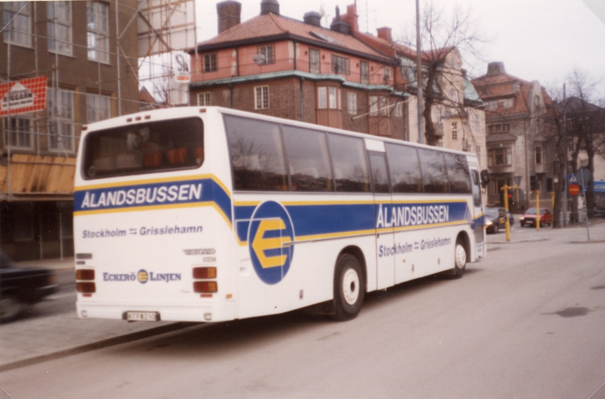 Ålandsbussen, Eckerö linjen. Stationerad i Stockholm.
Ivn. nr 804, Reg.ner. KTP 210, Fabr. Volvo B 10M, Årsm. 1981, Ch.nr. 001841. summa passagerare 46.