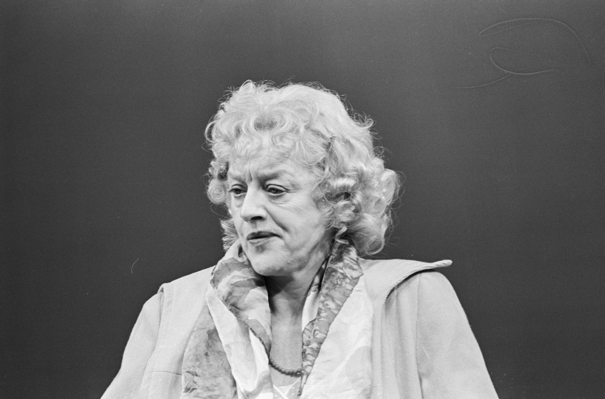 Scene fra Nationaltheaterets oppsetning av David Storeys "Hjem". Forestillingen hadde premiere 27. oktober 1971. Kirsten Sørlie hadde regi og medvirkende var Ella Hval som Marjorie og Aase Bye som Katleen.