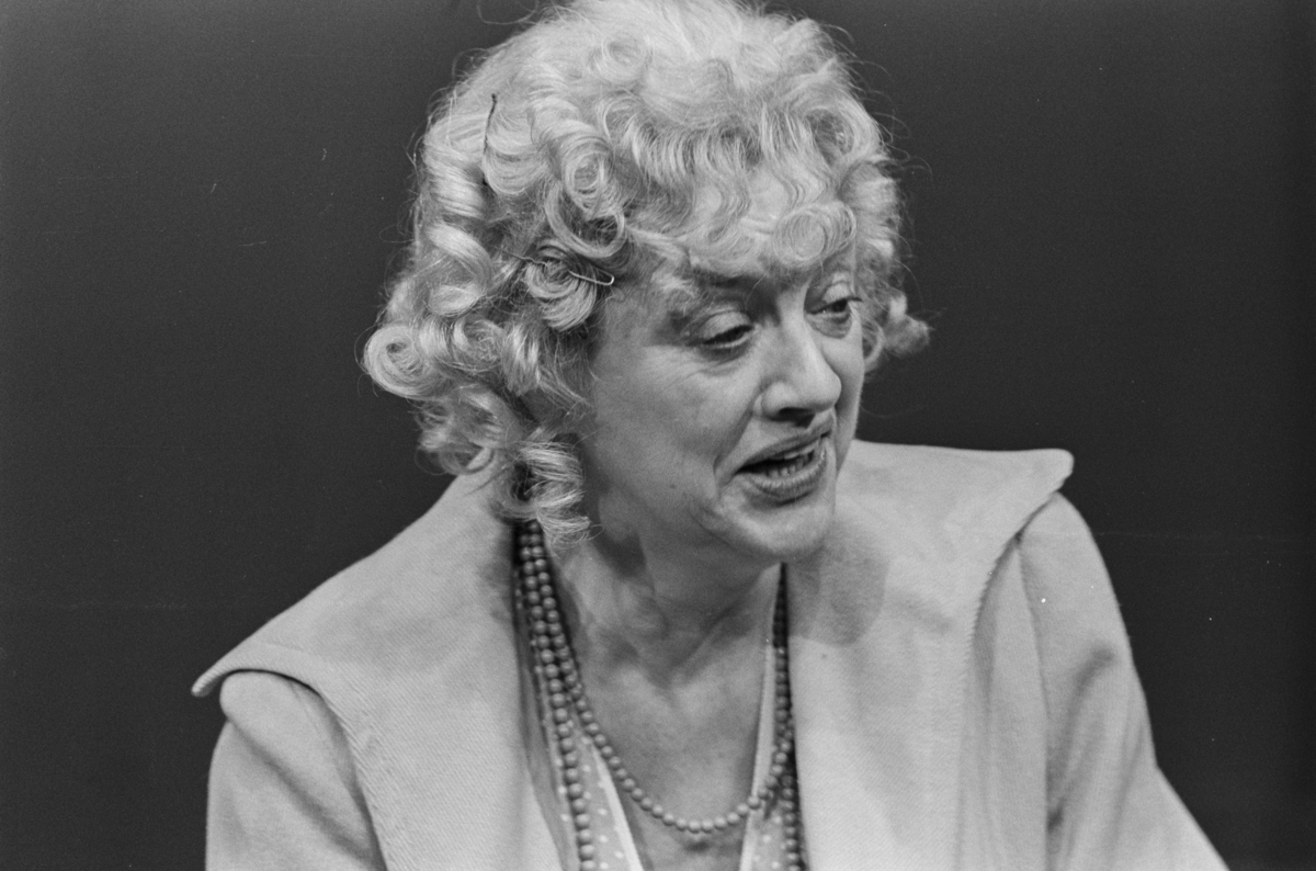 Scene fra Nationaltheaterets oppsetning av David Storeys "Hjem".  Forestillingen hadde premiere 27. oktober 1971. Kirsten Sørlie hadde regi og medvirkende var blant andre Aase Bye som Katleen.