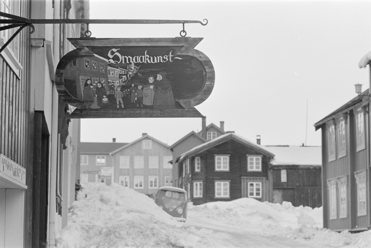 Et reklameskilt for "Smaakunst" på Røros. 