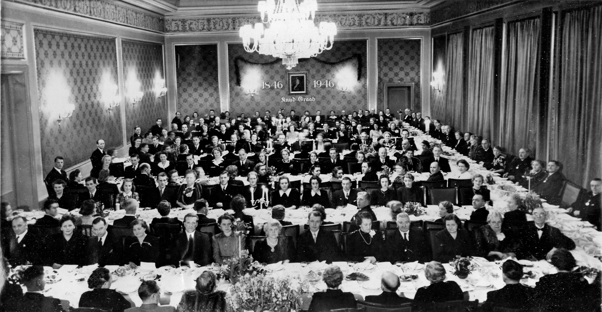 De ansatte samlet til 100 års jubileumsfest for Knud Graah i Oslo Handelstands forening 21. desember 1946.