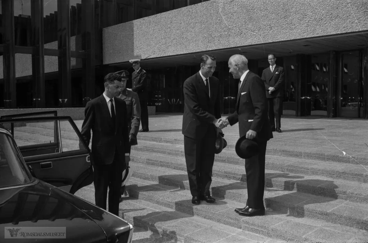 .Vigslinga av Molde Rådhus 11. juni 1966.