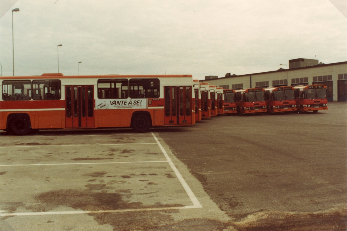 Bussar i Barhäll, Linköping år 1981. Bussarna tillhörde Linköpings Trafik AB.