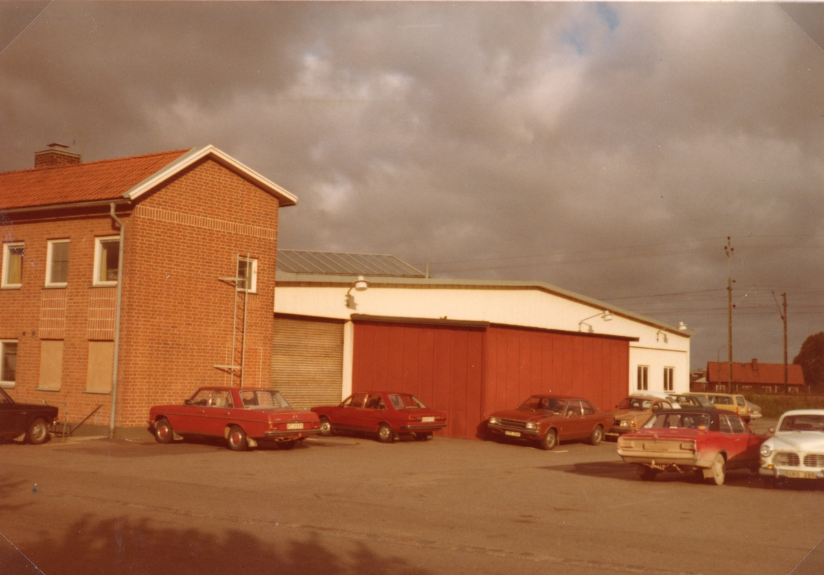Linköpings Trafik AB:s depå i Barhäll i slutet av 1970-talet. 
Bild 1: LiTA, kontor och garage (F.D. Malmslättstrafiken).
Bild 2: Kontor och garage sett från Lindboms grind.
Bild 3: Bilparkeringen mellan kontoret och Dahlgrens.