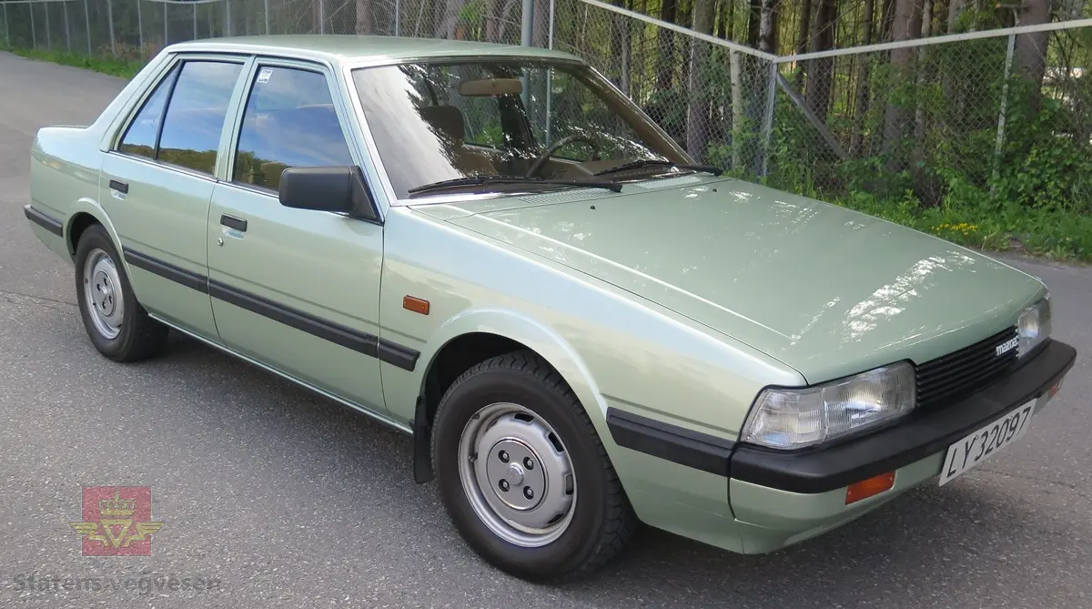 Mazda 626 Lx 2.0. 4-dørs sedan karosseri, grønn (fargekode G9) lakk utvendig. Brunt interiør med beige taktrekk. Bilen har en vannavkjølt, bensindrevet 4-sylindret tverrstilt rekkemotor med et sylindervolum på 1998 kubikkcentimeter med en ytelse på 102 hk. Enkel forgasser. To aksler, framhjulstrekk. 4- trinns manuell girkasse med girstang i gulvet. Antall sitteplasser er 5. Km. stand på telleren er 36135 km. Standard dekkdimensjon foran og bak er 185/70HR 14.  Kasettspilleren var ikke i bilen da den ble solgt ny, To sett nøkler og en eske med musikkkasetter følger med bilen.