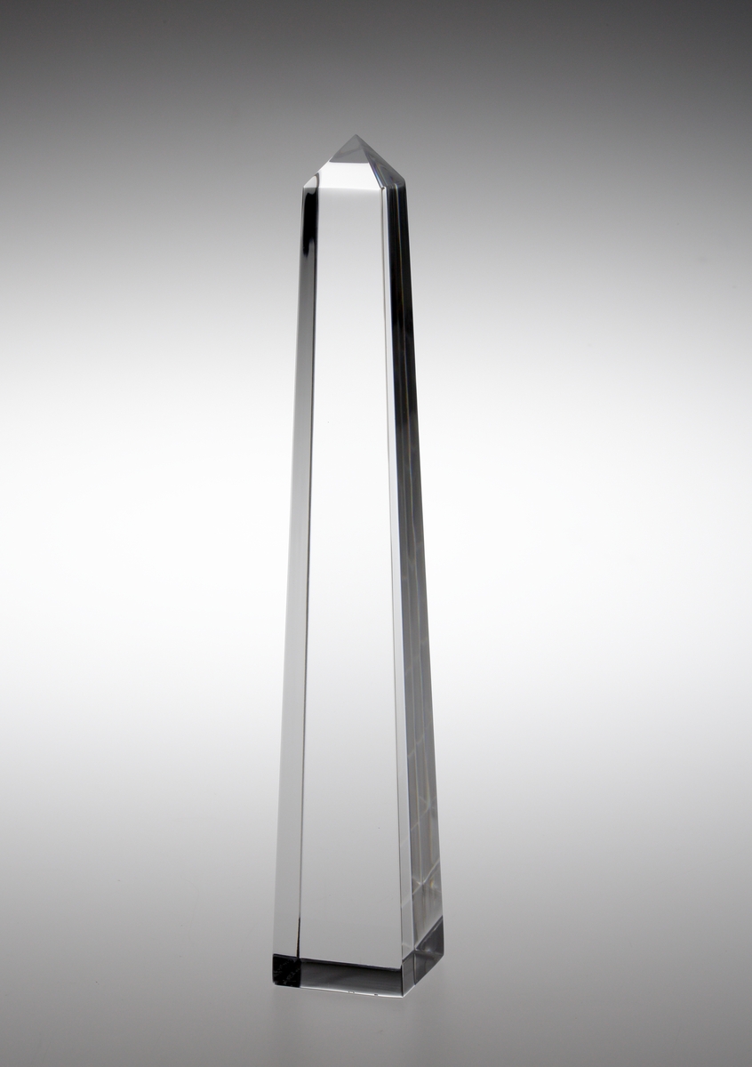 "Obelisk" Formgiven av Jan Johansson. Kvadratisk profil som smalnar av mot pyramidformad topp.