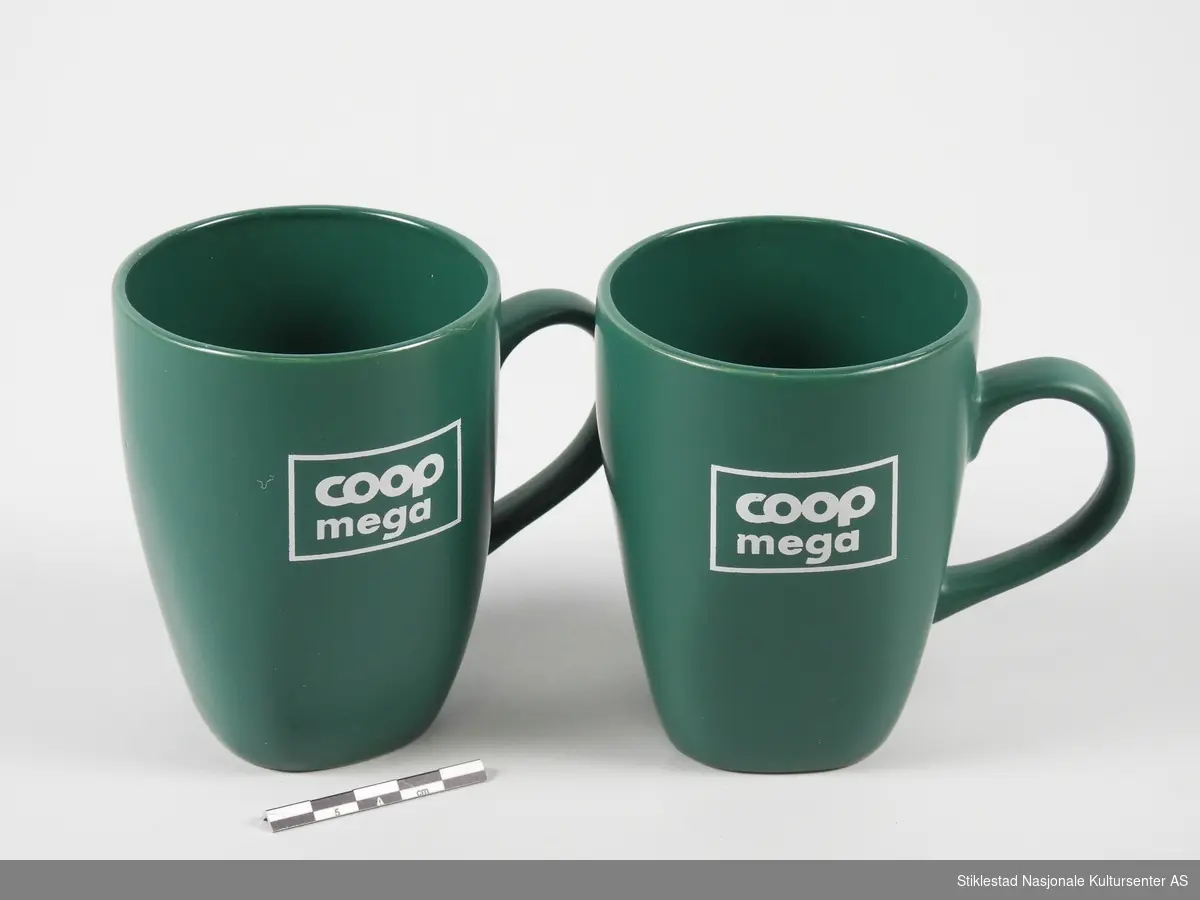 To kaffekrus i keramikk, grønne med Coop Mega logo, glassert innvendig, ingen merker