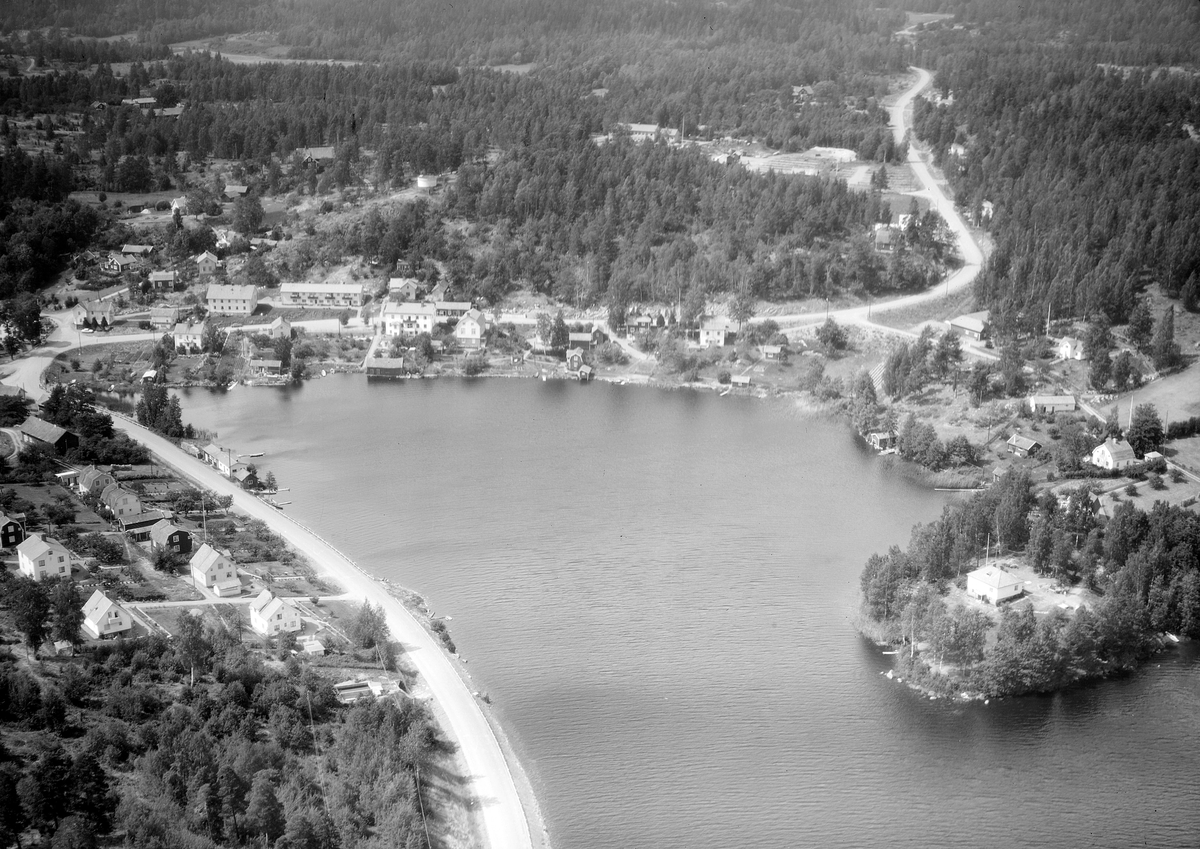 Flygfoto över Björkfors med sitt anslående läge mellan sjöarna Björkern och Åsunden.