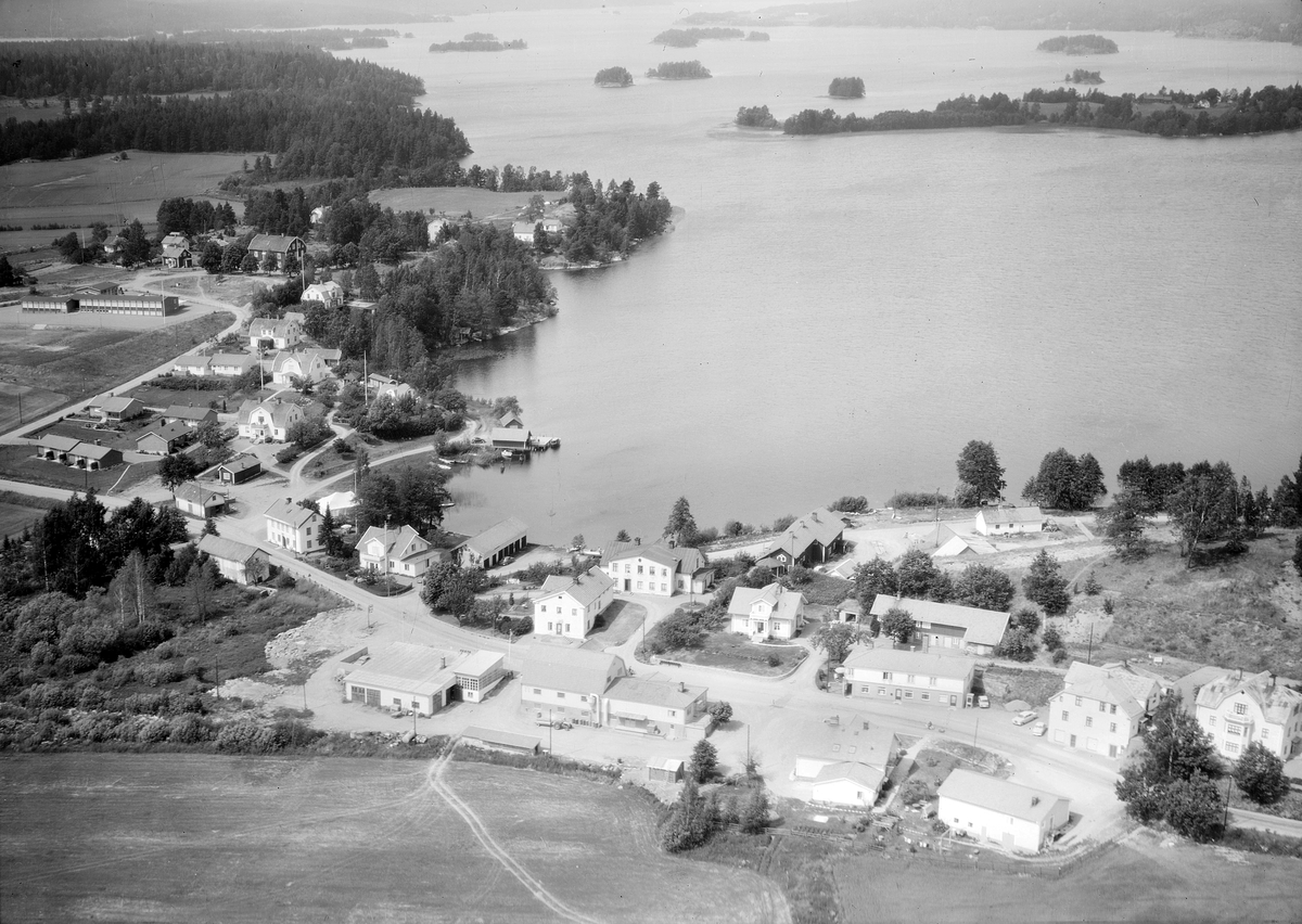 Flygfoto över Hycklinge med ett anslående läge invid sjön Åsunden.