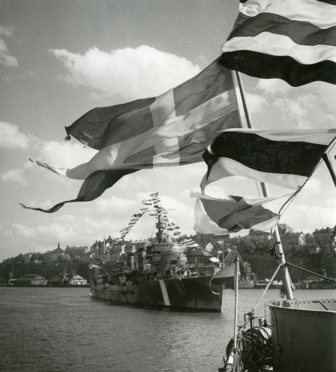 Kryssaren FYLGIA på Stockholms ström år 1945.