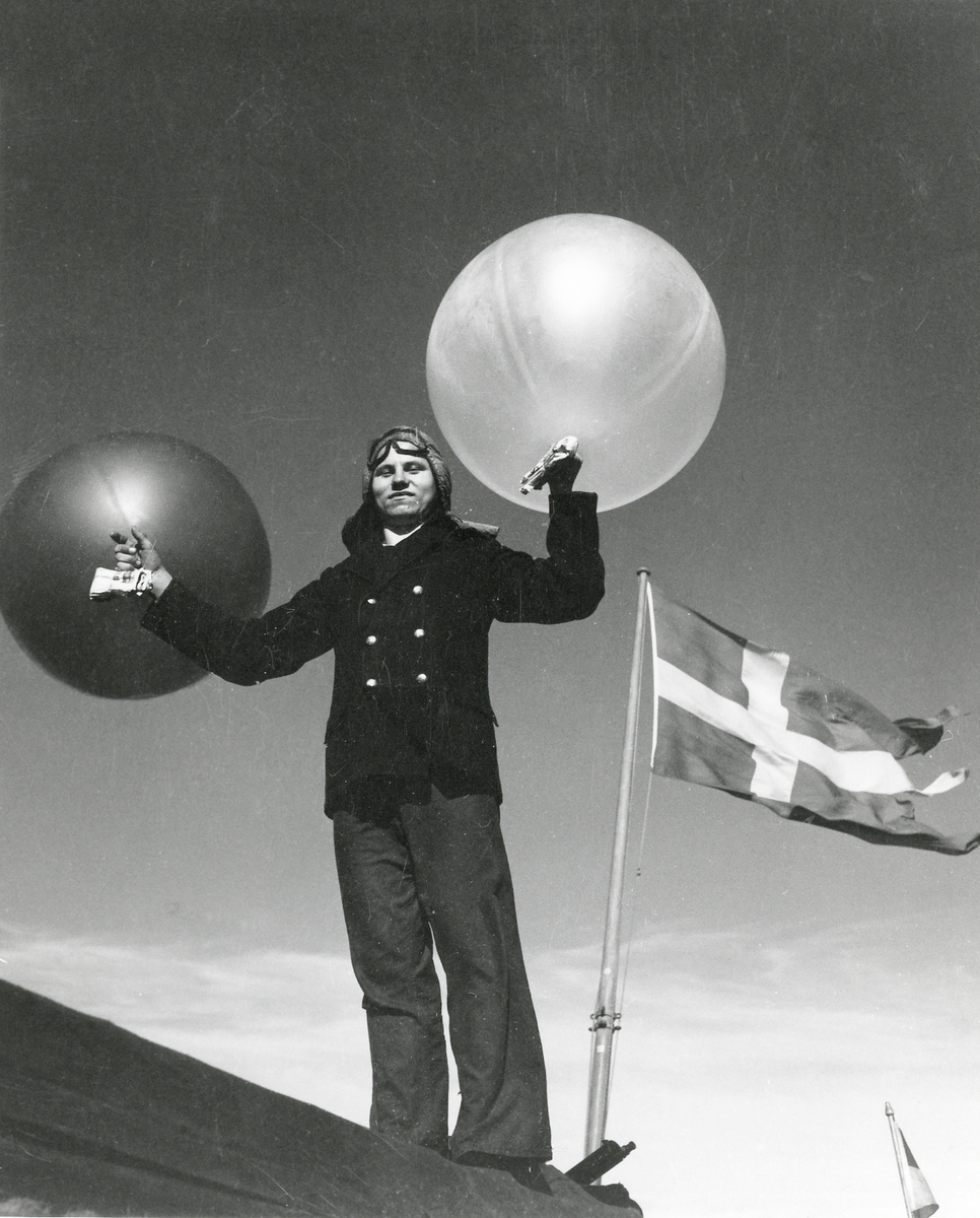 Besättningsman med två ballonger för målskjutning.