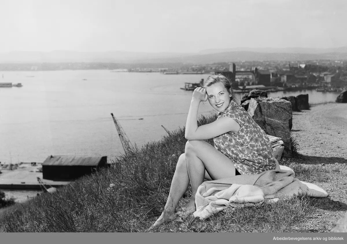 Elisabeth Rosenwinge Bye nyter utsikten over indre Oslofjord fra Sjømannsskolen. Juni 1953.