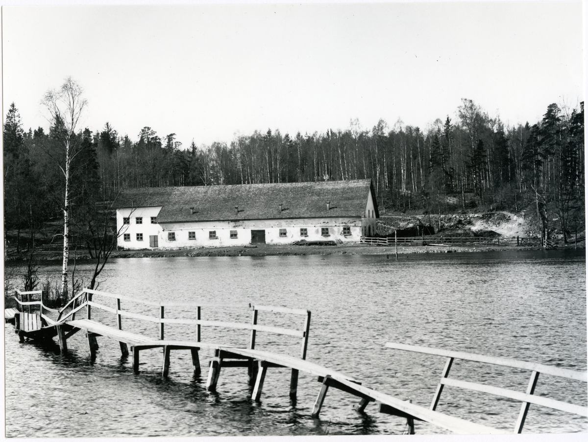 Fagersta stad, Fagersta kn, "Andra sidan".
Ladugården vid Fagersta bruksherrgård. 1908.