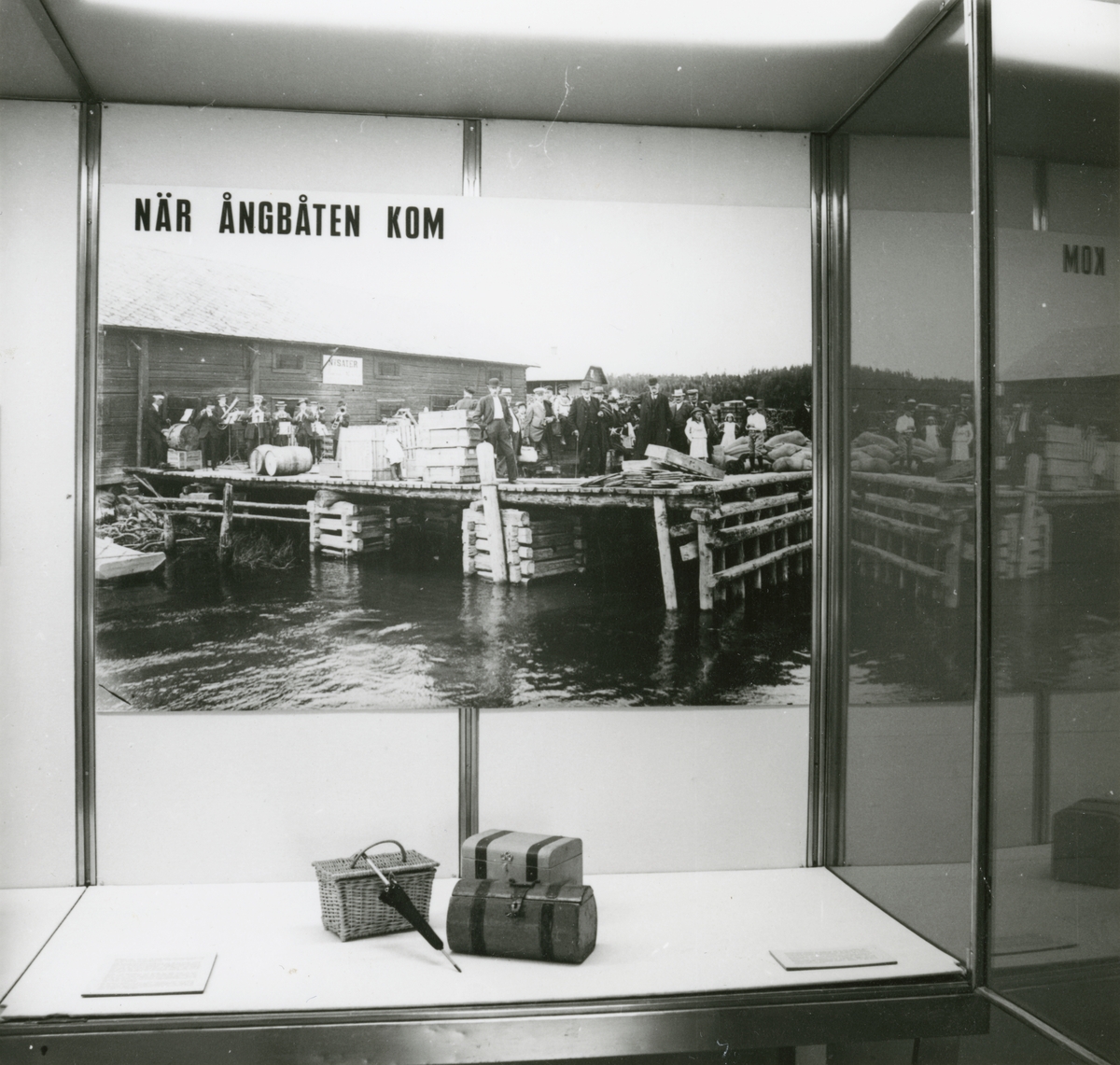 Utställningen "När ångbåten kom". Inledningsmonter i utställningen.