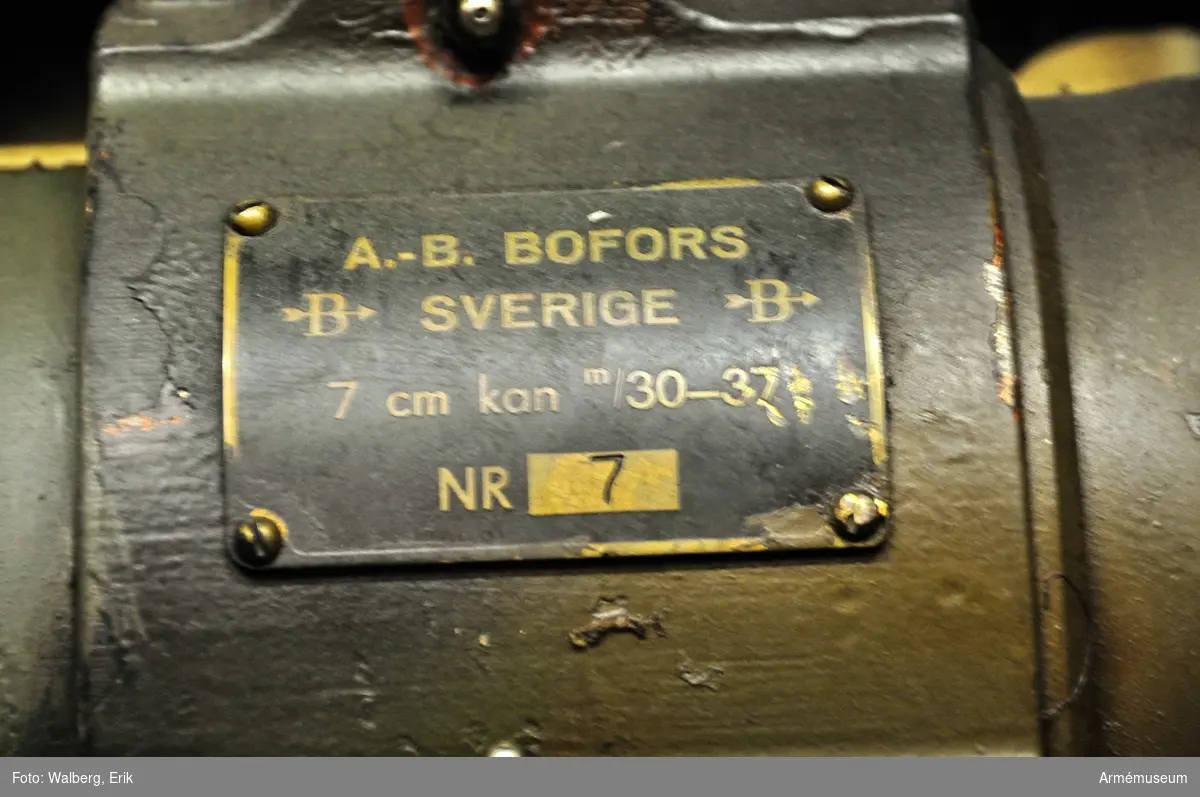 Tillverkningsnr 7 år 1941.

Bestående av 1 st luftvärnskanon m/1933-37, 
1 st pjäskapell av väv. 

Pjäsen är avsedd för värn och har sköld. Diverse läderfodral, nattbelysningslåda och tb-låda ingår.