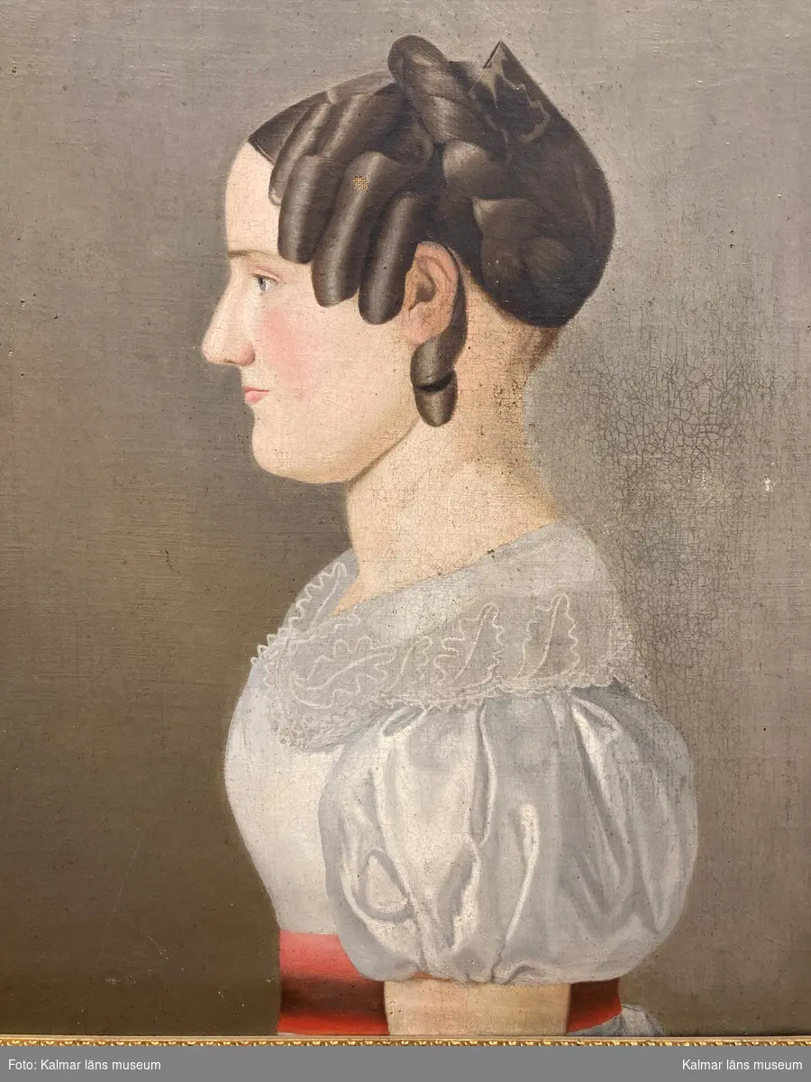 Oljemålning med porträtt av Sophia Christina Qvarnström gift Wimmerstedt. Porträtt i profil, korkskruvsfrisyr.