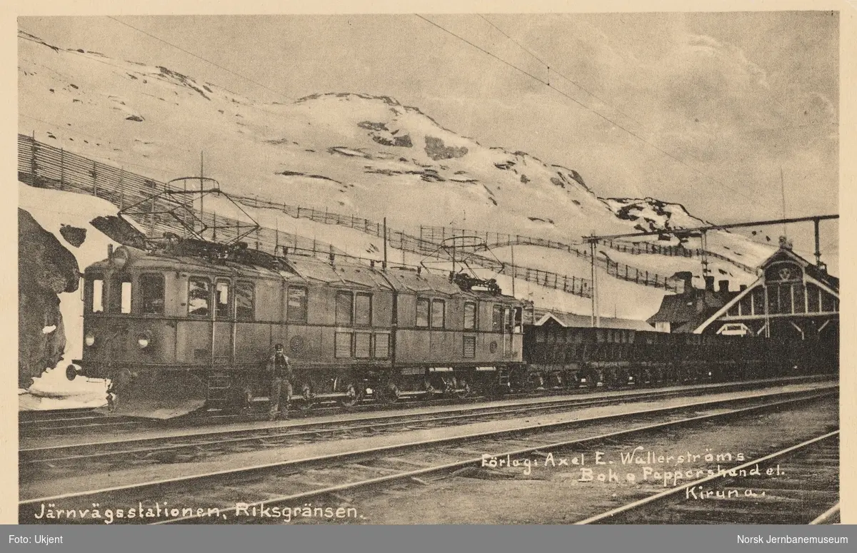 SJ elektrisk lokomotiv litra O (senere Oa) nr. 5 og 6 med malmtog på Riksgränsen stasjon på Ofotobanen
