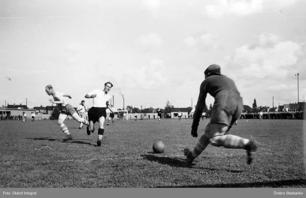 Fotbollsmatch

Man i vit tröja och svarta byxor: Gösta Malm
