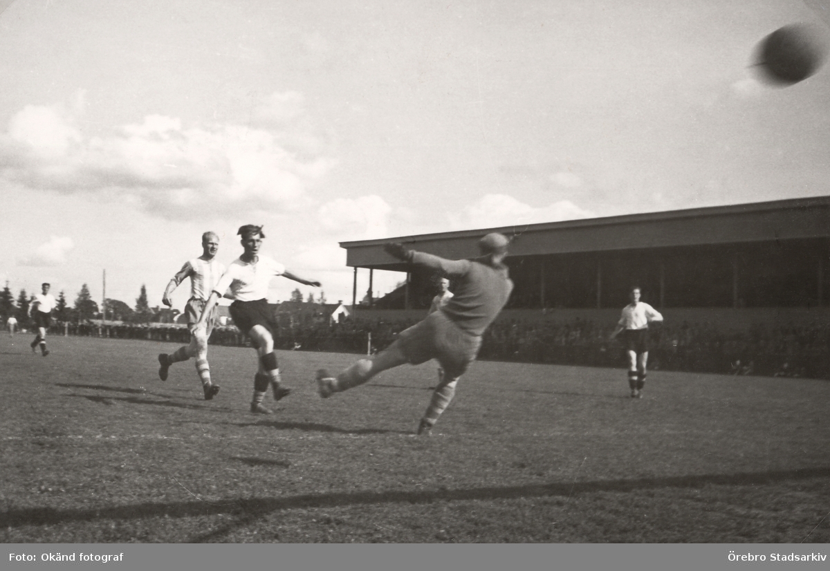 Fotbollsmatch på Eyravallen

Nr 3 från vänster: Gösta Malm