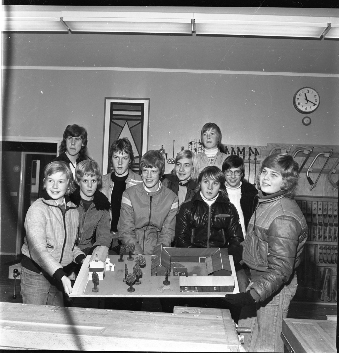 En grupp pojkar på Ribbaskolan håller i en modell av Gränna prästgård som de byggt. Ett projekt med anledning av byggnadsvårdsåret.