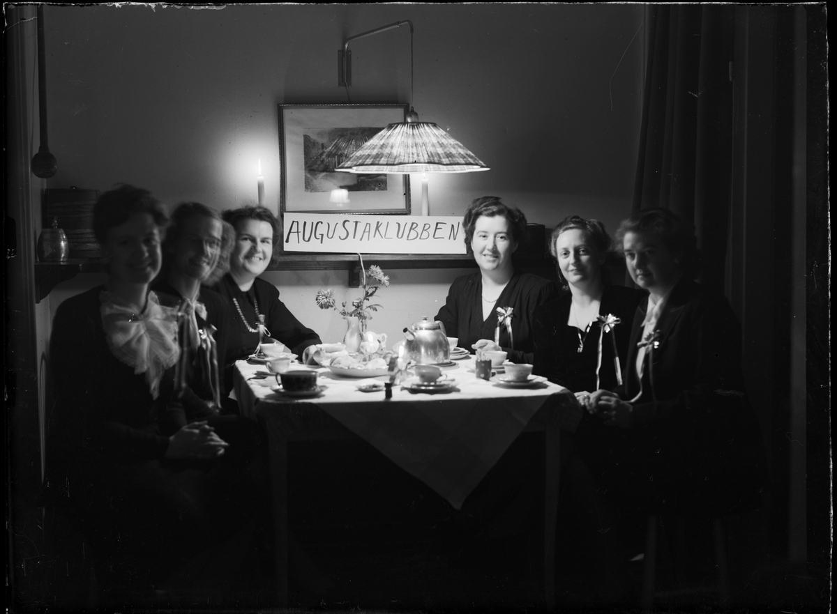 Kvinnor i "Augustaklubben" samlade runt kaffebordet, Uppland