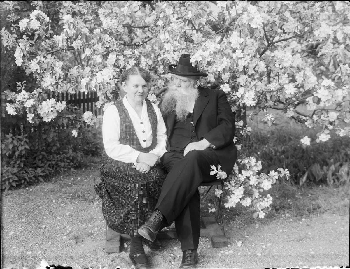Gerda och Per Elis Edhlund i trädgården, Östhammar, Uppland