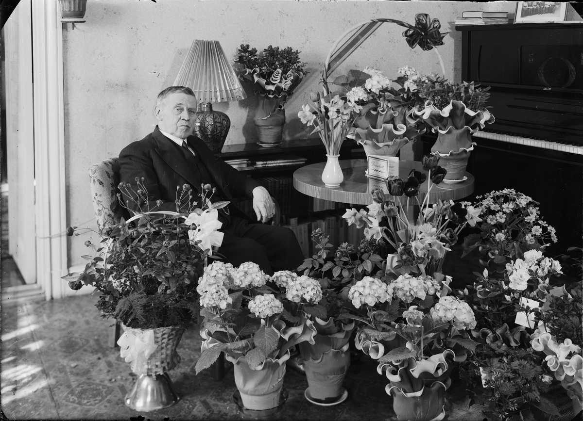 Handlare Andrén omgiven av blommor, Östhammar, Uppland