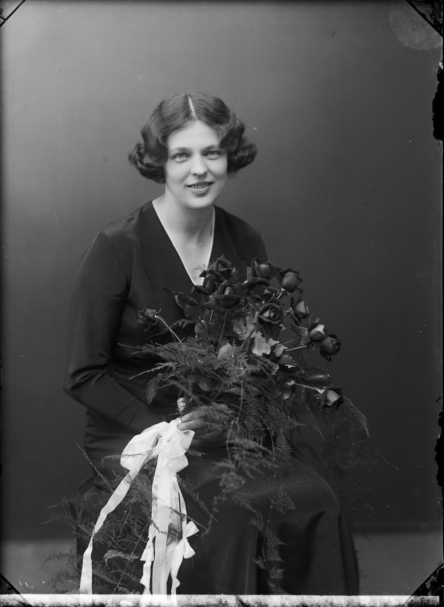 Ateljéporträtt - Fru Nilsson från Östhammar, Uppland 1932