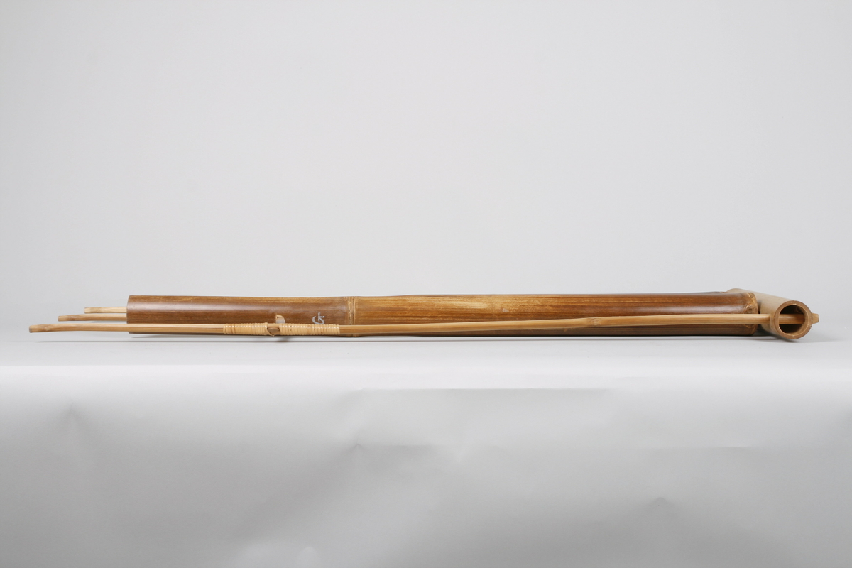 Idiofon i form av to avstemte bambusrør festet i en ramme bestående nederst av et bambusrør og trestaver langs sidene.
Rammen er forsterket med lister på tvers mellom trestavene. De avstemte bambusrørene er opphengt i disse listene, og glir frem og tilbake i rektangulære åpninger i det nederste bambusrøret. Instrumentet holdes i det nederste bambusrøret og klinger ved at man rister i rørets lengderetning.
Rørene er stemt i G med oktavs avstand.